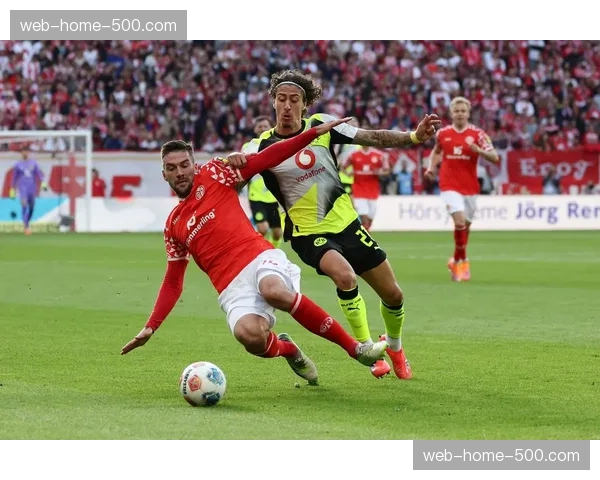 德甲争冠保级大战同时上演 多特蒙德美因茨战术博弈